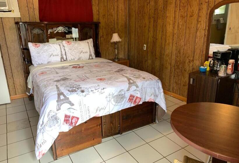 Economy Room, Phillips Historic Motel & Cottages