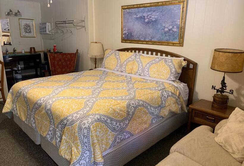 Superior Room King Size Bed, Phillips Historic Motel & Cottages