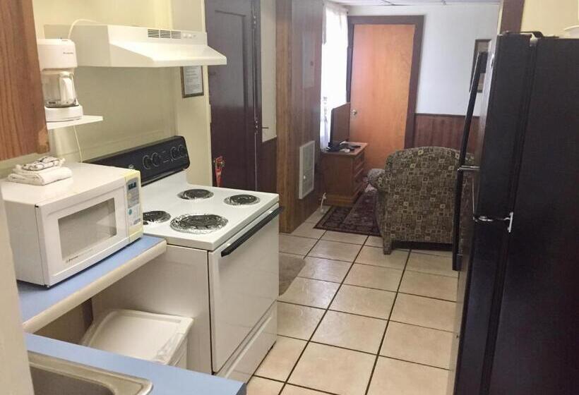 1 Bedroom Apartment with Terrace, Phillips Historic Motel & Cottages
