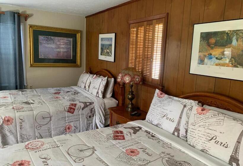 Deluxe Family Room, Phillips Historic Motel & Cottages