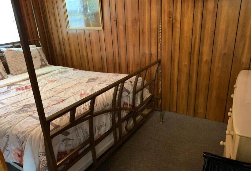 Superior Triple Room, Phillips Historic Motel & Cottages