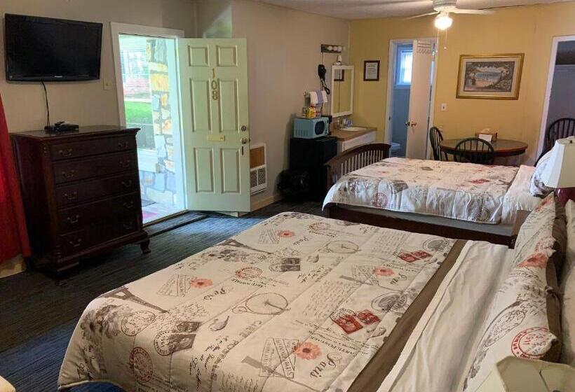 Deluxe Family Room, Phillips Historic Motel & Cottages