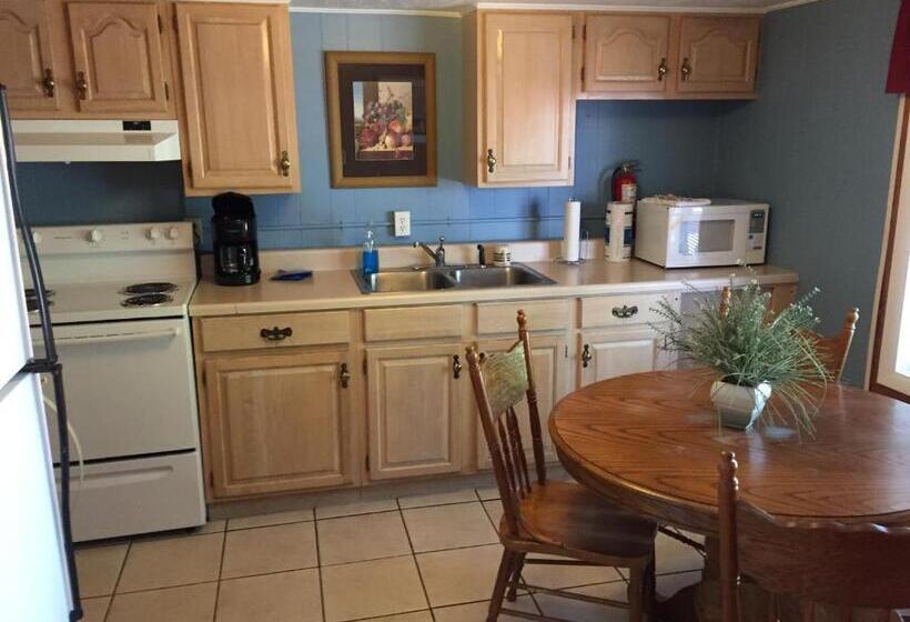 1 Bedroom Apartment, Phillips Historic Motel & Cottages