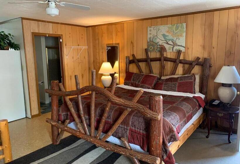 Standard Studio King Bed, Phillips Historic Motel & Cottages