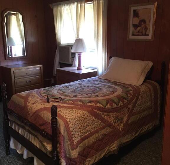 2 Bedroom Apartment, Phillips Historic Motel & Cottages