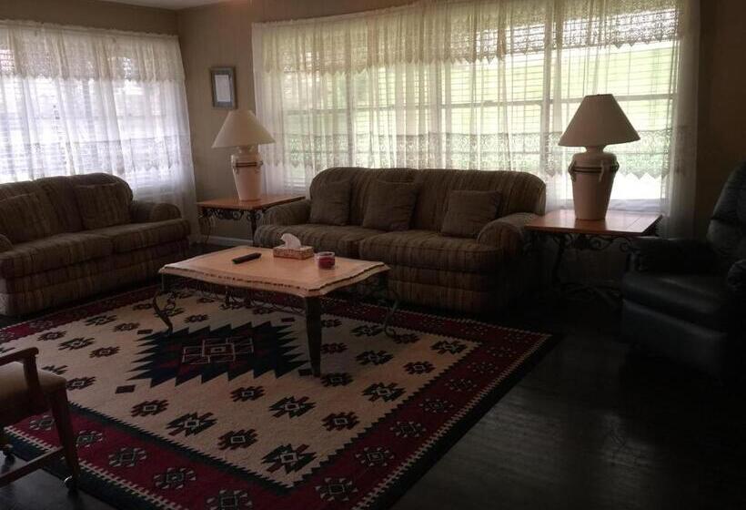 3 Bedroom House, Phillips Historic Motel & Cottages