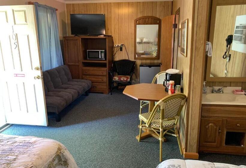 Family Room, Phillips Historic Motel & Cottages
