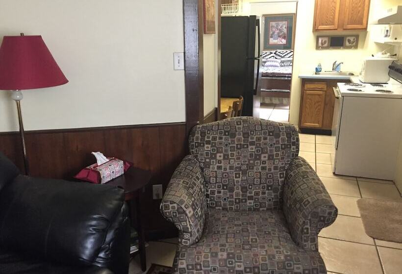 1 Bedroom Apartment, Phillips Historic Motel & Cottages