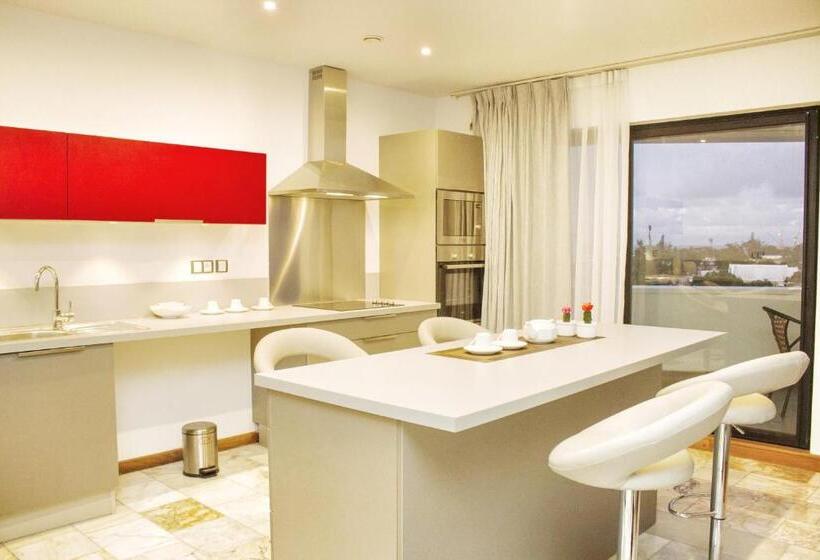 آپارتمان 3 خوابه, The Streamliner Hotel Apartment