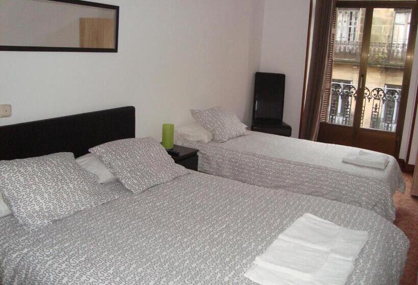 اتاق استاندارد سه نفره, Pension Aristizabal