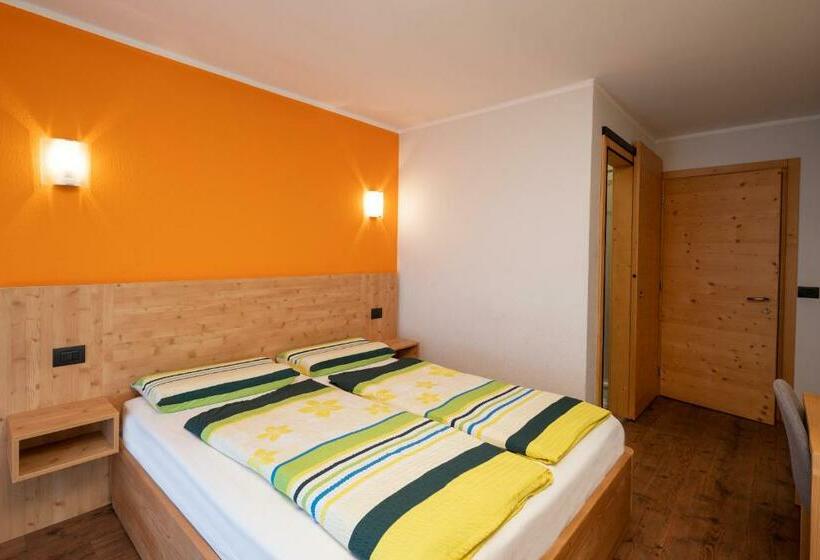 اتاق استاندارد با بالکن, Engadina B&b