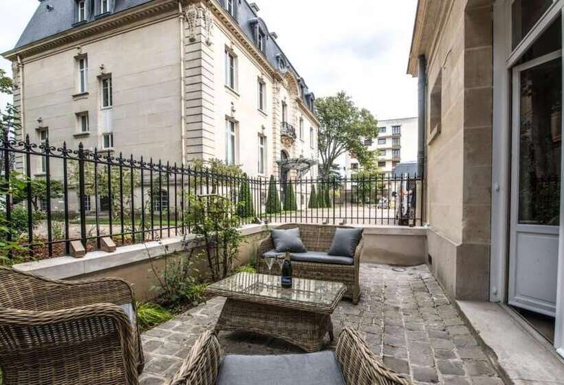اتاق استاندارد با تراس, Les Suites Du Champagne De Venoge