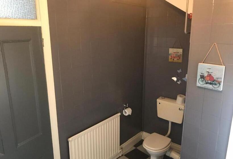 חדר סטנדרט לשלושה עם חדר אמבטיה משוף, Newcastle House Rothbury