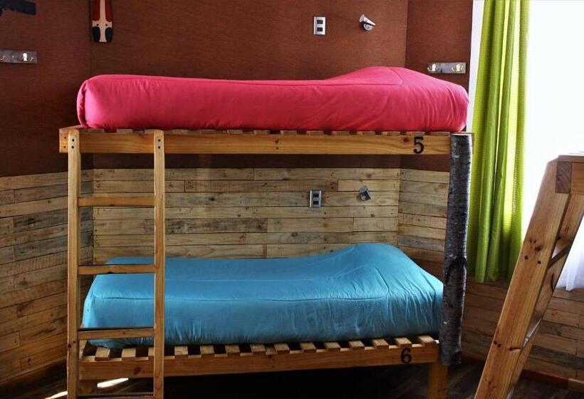 تختخواب در اتاق مشترک, Corner Hostel Puerto Natales