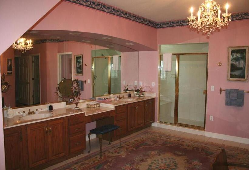 מיטת קינג בסוויטה, Heron Cay Lakeview Bed & Breakfast