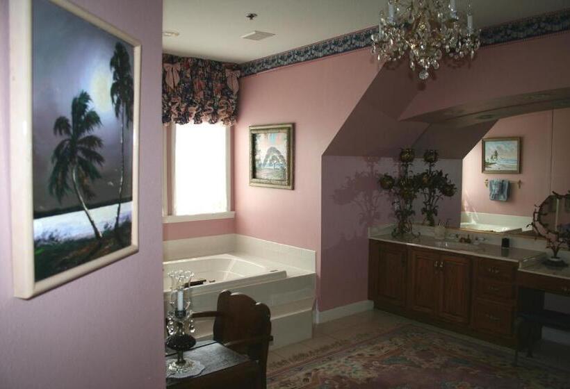 מיטת קינג בסוויטה, Heron Cay Lakeview Bed & Breakfast