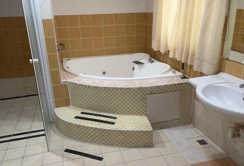 اتاق لوکس, Hua Xiang Motel   Fengshan