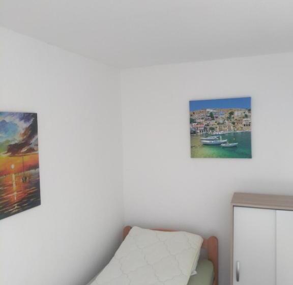 اتاق اکونومی یک تخته, Hostel Trajan