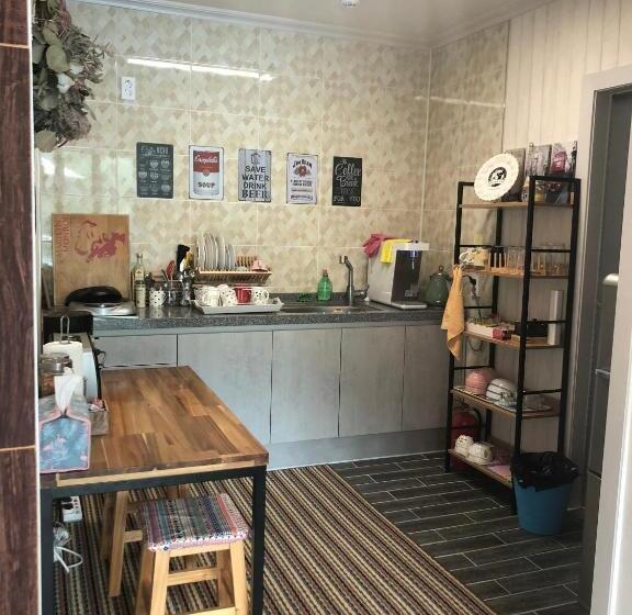 Семейный Номер, Us On Earth Guesthouse