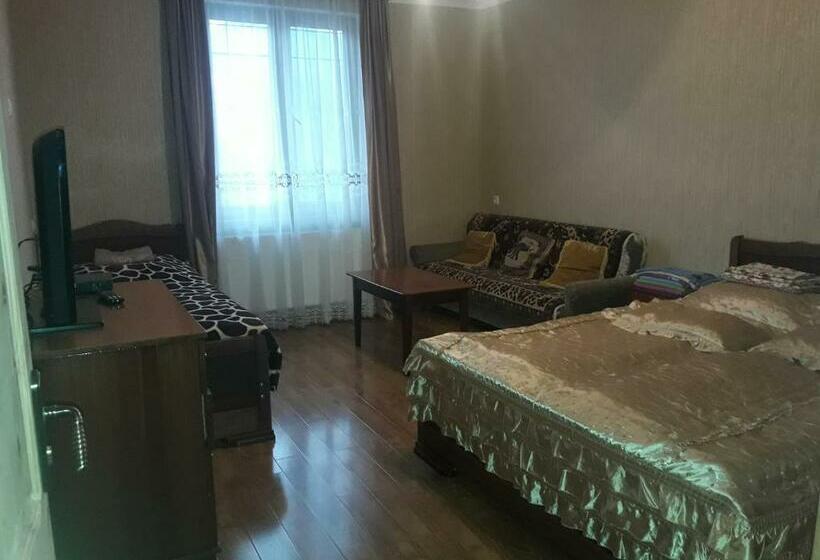 اتاق خانوادگی با چشم‌انداز کوه, Zeiko S Guesthouse