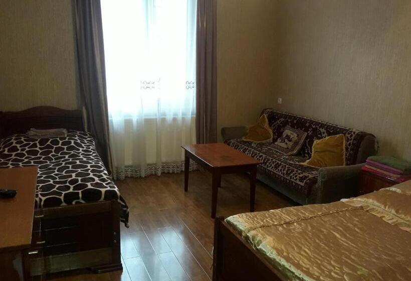 اتاق خانوادگی با چشم‌انداز کوه, Zeiko S Guesthouse