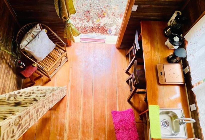 بانگلوی استاندارد, Guest House Pura Vida