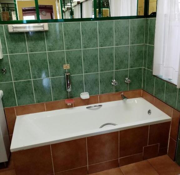 Quarto Economy, Tudor Lodge Guest House