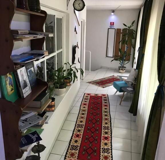 آپارتمان 2 خوابه, Prenociste Chardak