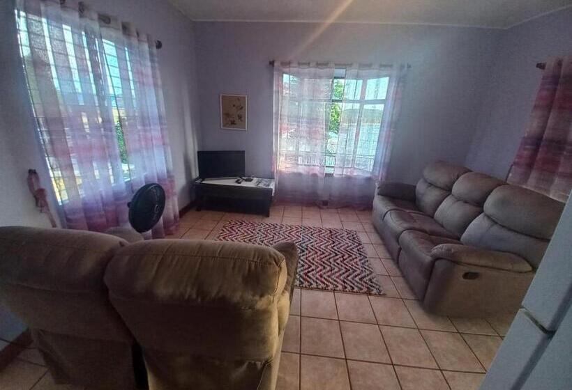 غرفة عائلية مطلّة علي البحر, The Seaside Garden Guesthouse