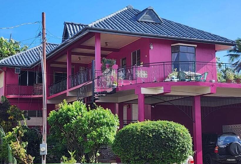 اتاق خانوادگی با چشم‌انداز دریا, The Seaside Garden Guesthouse