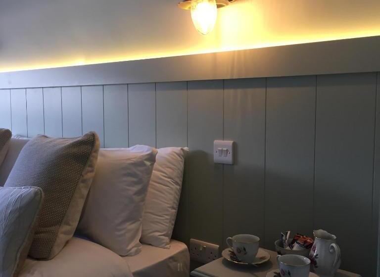 Номер Стандарт Трехместный, Riverbank, Country Pub And Guesthouse