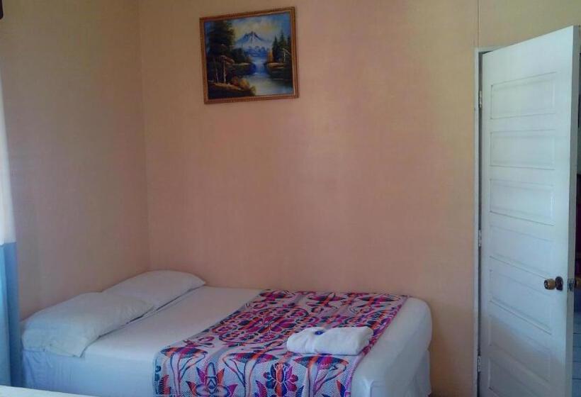 Economy Triple Room, Don Santiago Guesthouse Downtown