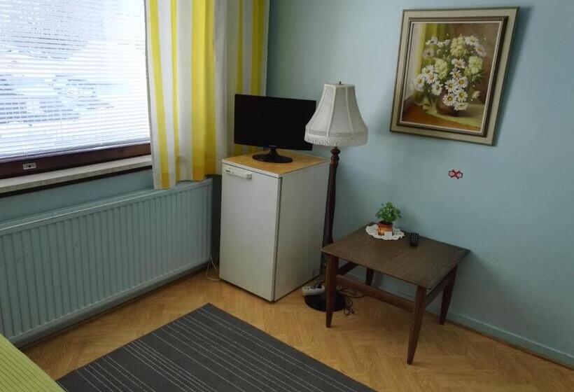 Номер Стандарт Индивидуальный Совместная Ванная, Guesthouse Outa