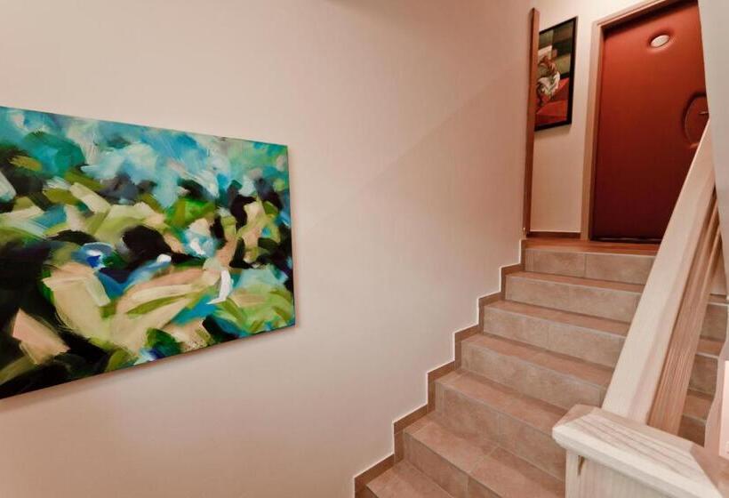 استودیوی استاندارد, Guesthouse Les