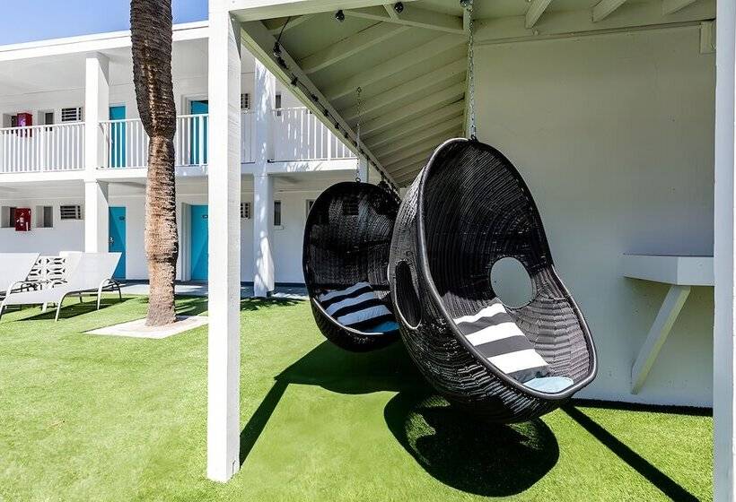 سوئیت با تخت بزرگ, Waikiki Village Retro