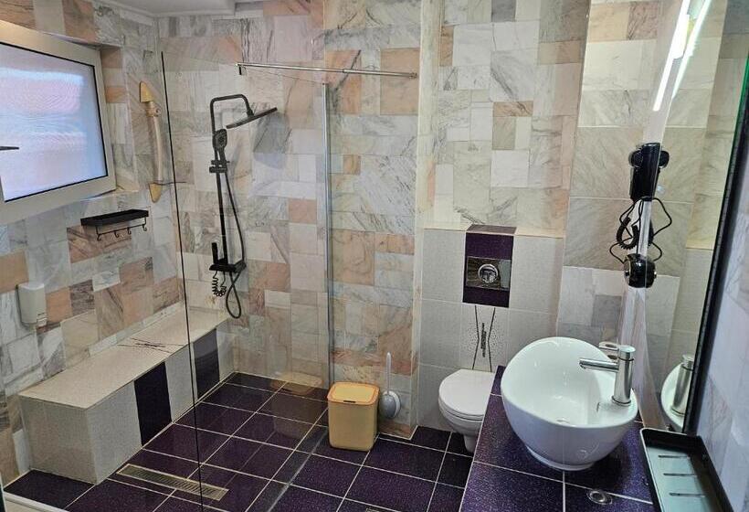 اتاق لوکس, Amethyst House