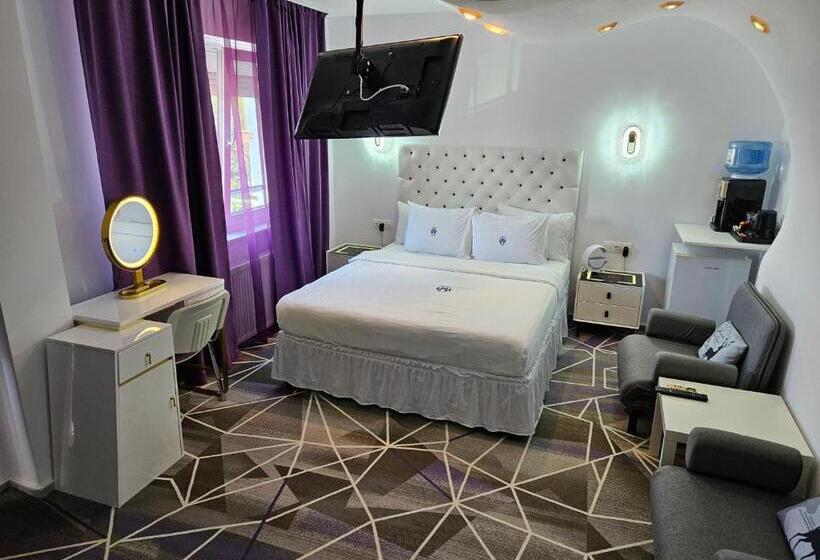 اتاق لوکس, Amethyst House
