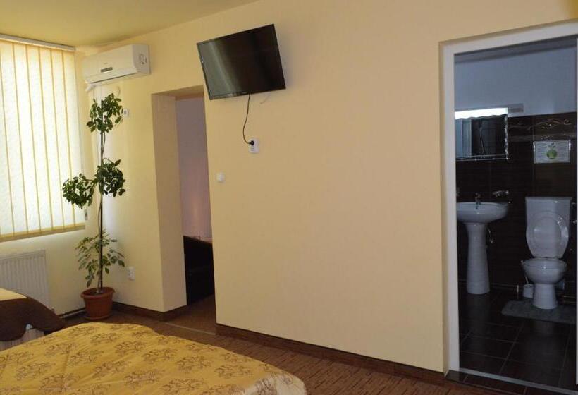 اتاق راحتی سه تخته, Pensiunea Beverly Hills