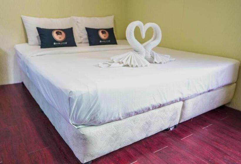 Economy Triple Room, Roomquest Amphawa Floating Market