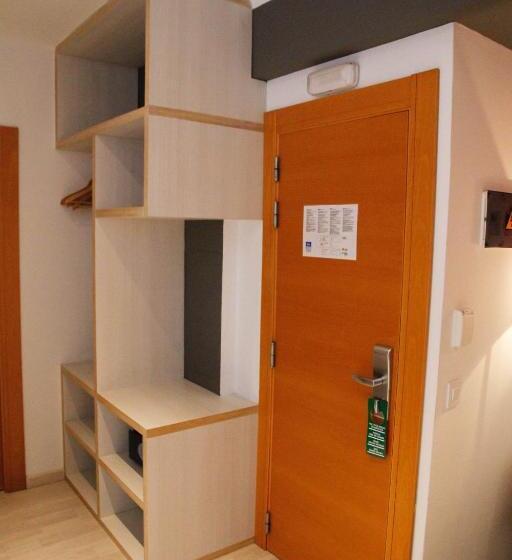 Номер Стандарт Трехместный, Parrots Sitges