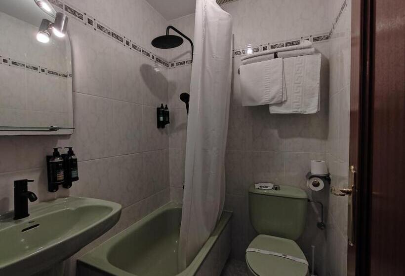 اتاق استاندارد سه نفره, Nest El Camino