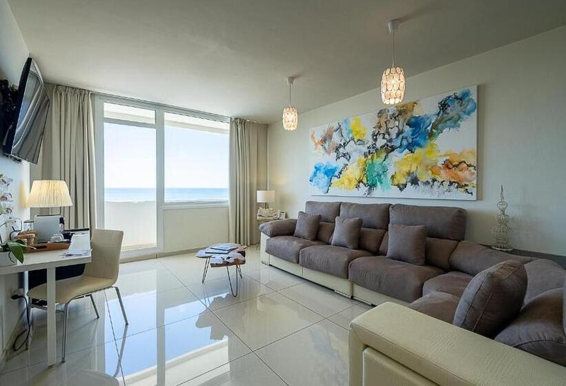سوییت جونیور با چشم‌انداز دریا, On Hotels Oceanfront - Adults Designed