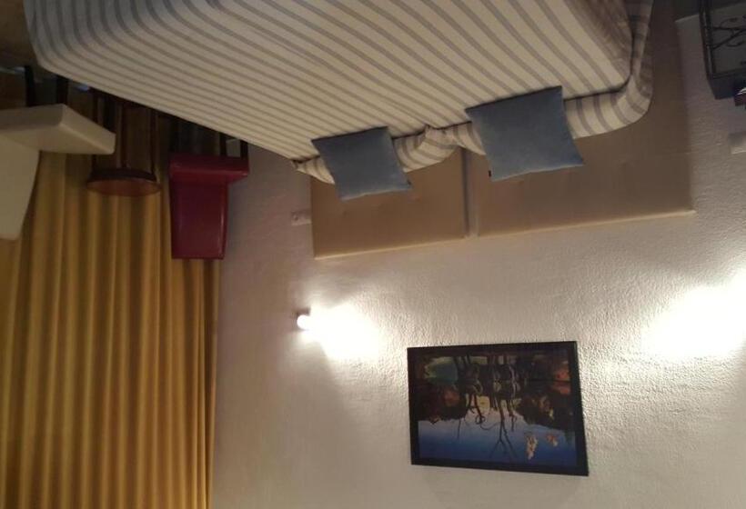 Номер Стандарт Трехместный, Hostal Residencia Catalina