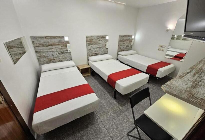 Habitación Triple Estándar, Hostal Las Vegas