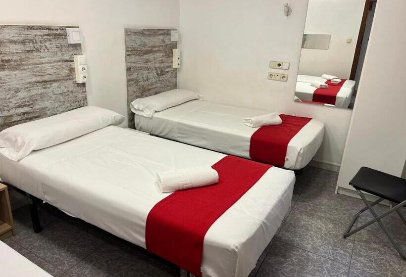 Habitación Triple Estándar, Hostal Las Vegas