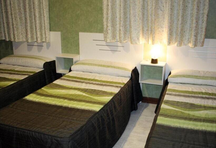 Номер Стандарт Трехместный, Hostal La Corte