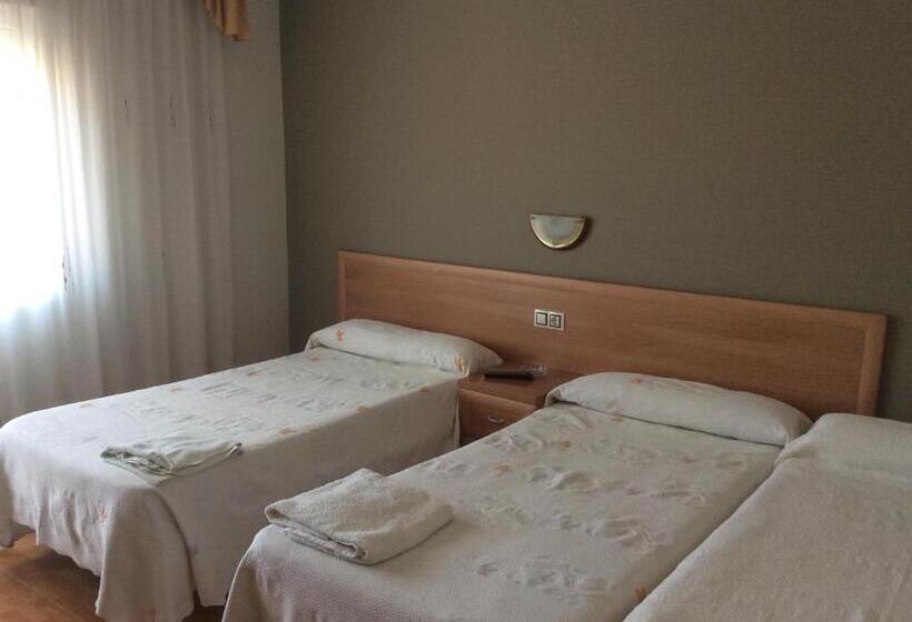 스탠다드 트리플 룸 테라스, Hostal Juli