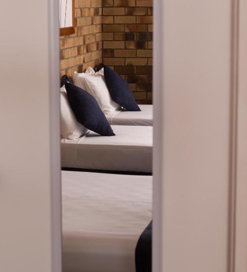 Семейный Номер, Lancaster Court Motel