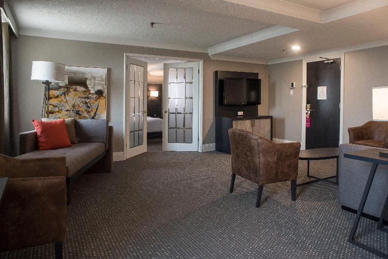 Люкс Кровать Кинг, Crowne Plaza Fredericton Lord Beaverbrook, An Ihg