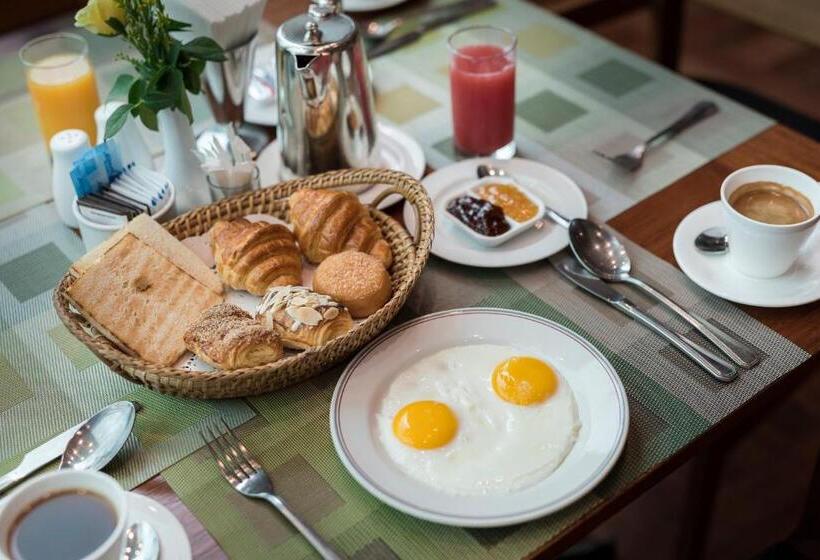 اتاق لوکس با تخت بزرگ, Inya Lake Hotel Yangon